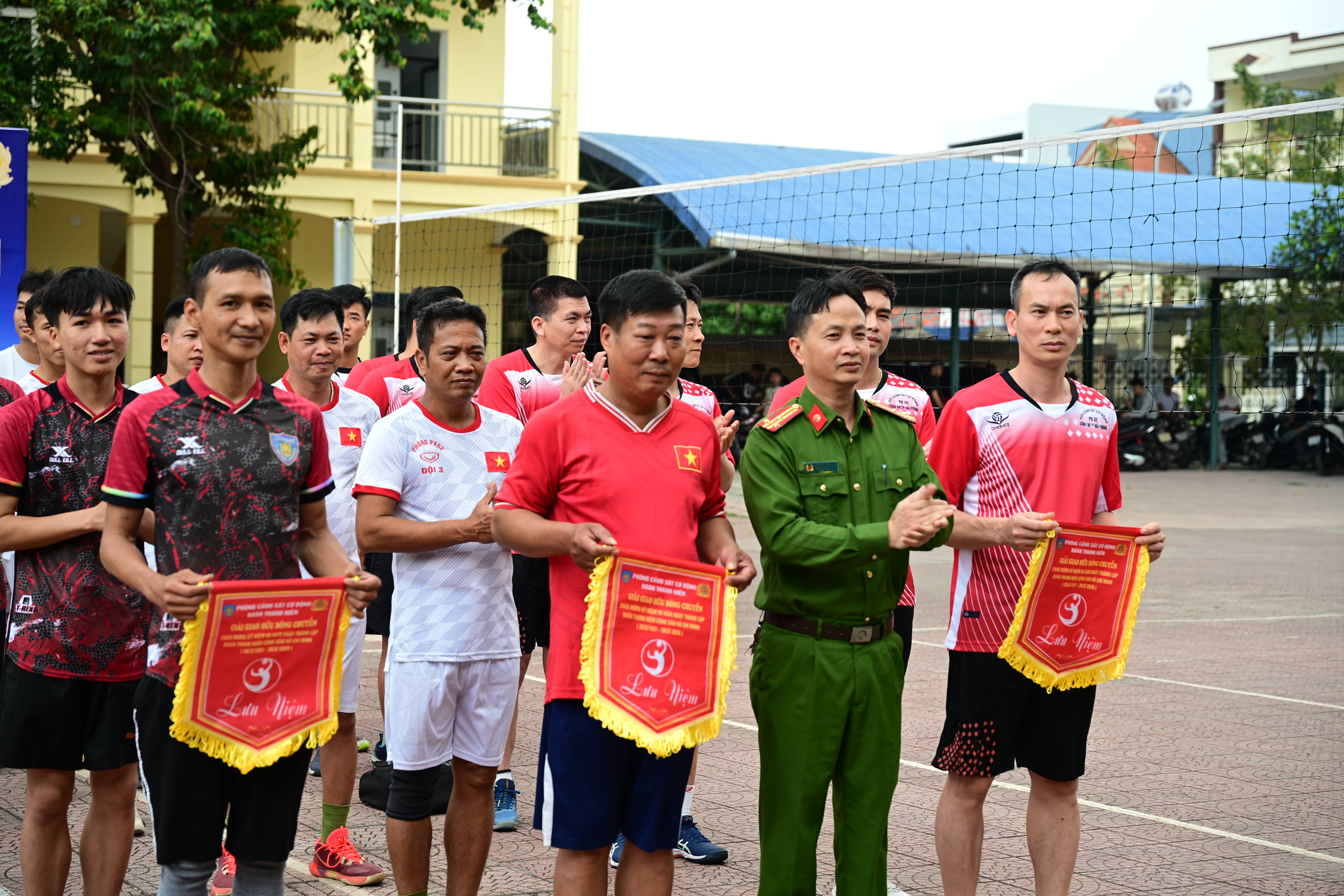 Đoàn Thanh niên Phòng Cảnh sát cơ động tổ chức giao lưu bóng chuyền chào mừng các ngày lễ lớn